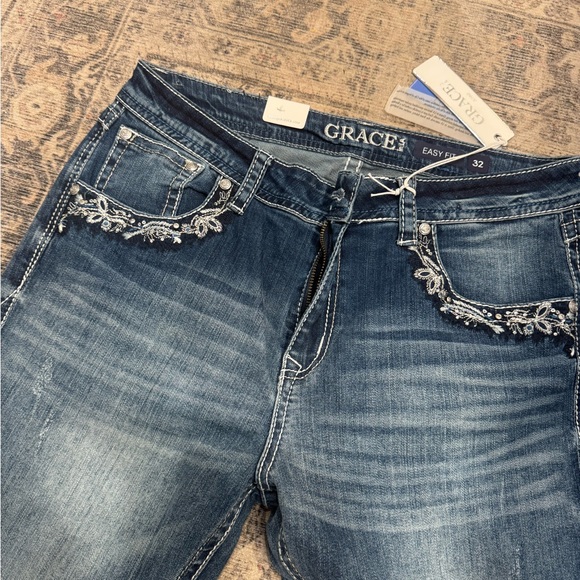 Grace in LA Jeans - Picture 2 of 6